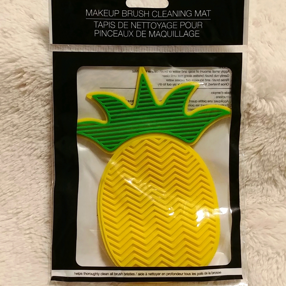 🎉2/$16 Pineapple Makeup Brush Cleaning Mat